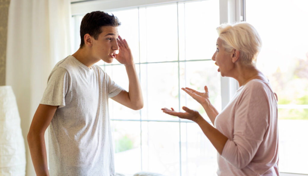 adolescentes-agresivos-como-manejar-la-relacion-con-sus-padres